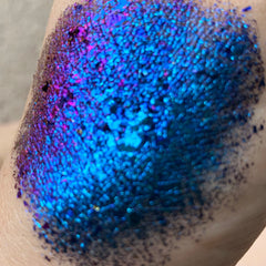 Close-up of Tala Foil Thunderstorm eye shadow pigment in metallic silver-blue with shimmer particles
