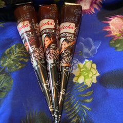 Natural brown henna cones arranged neatly on a wooden tray with minimalist packaging for skin-safe temporary tattoos