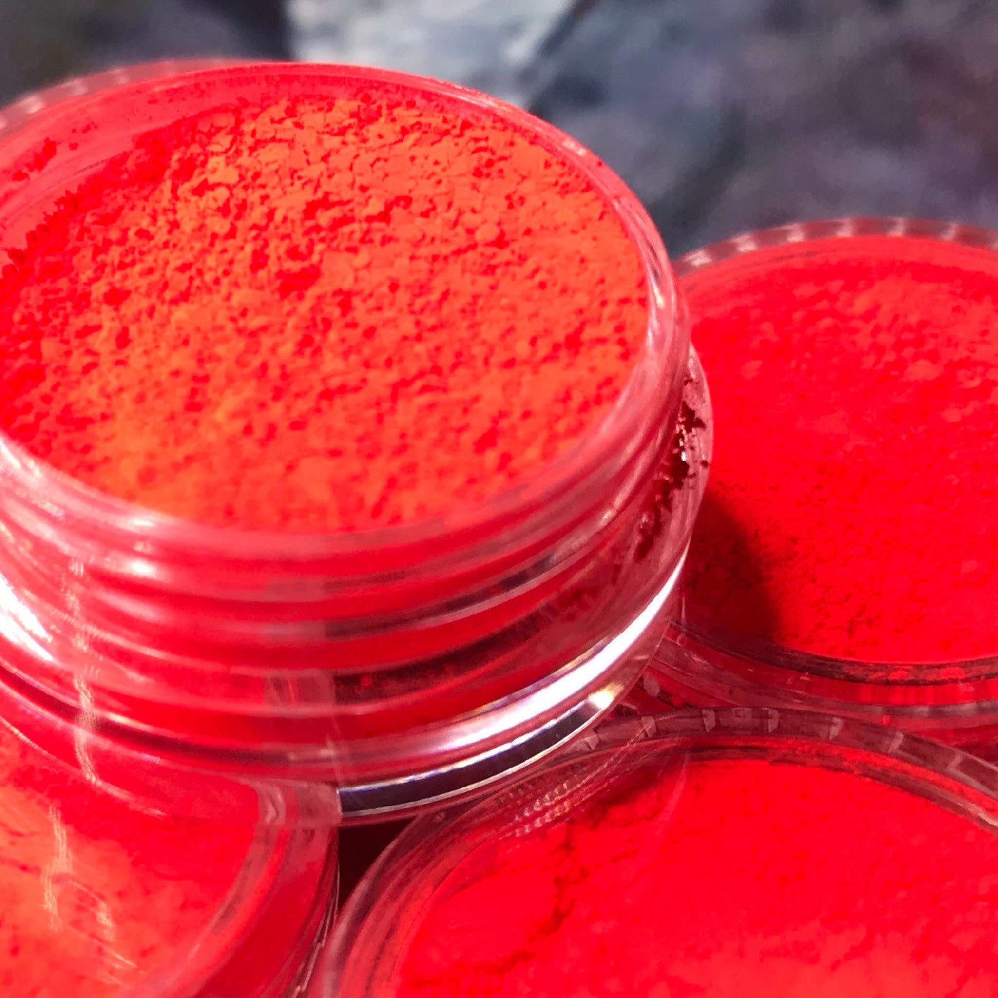 Vibrant red ultra-pigmented eyeshadow in a compact with mirrored lid and gold branding.