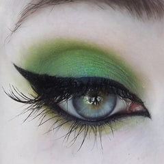 Green eyeshadow with black eyeliner and long eyelashes, eye makeup look