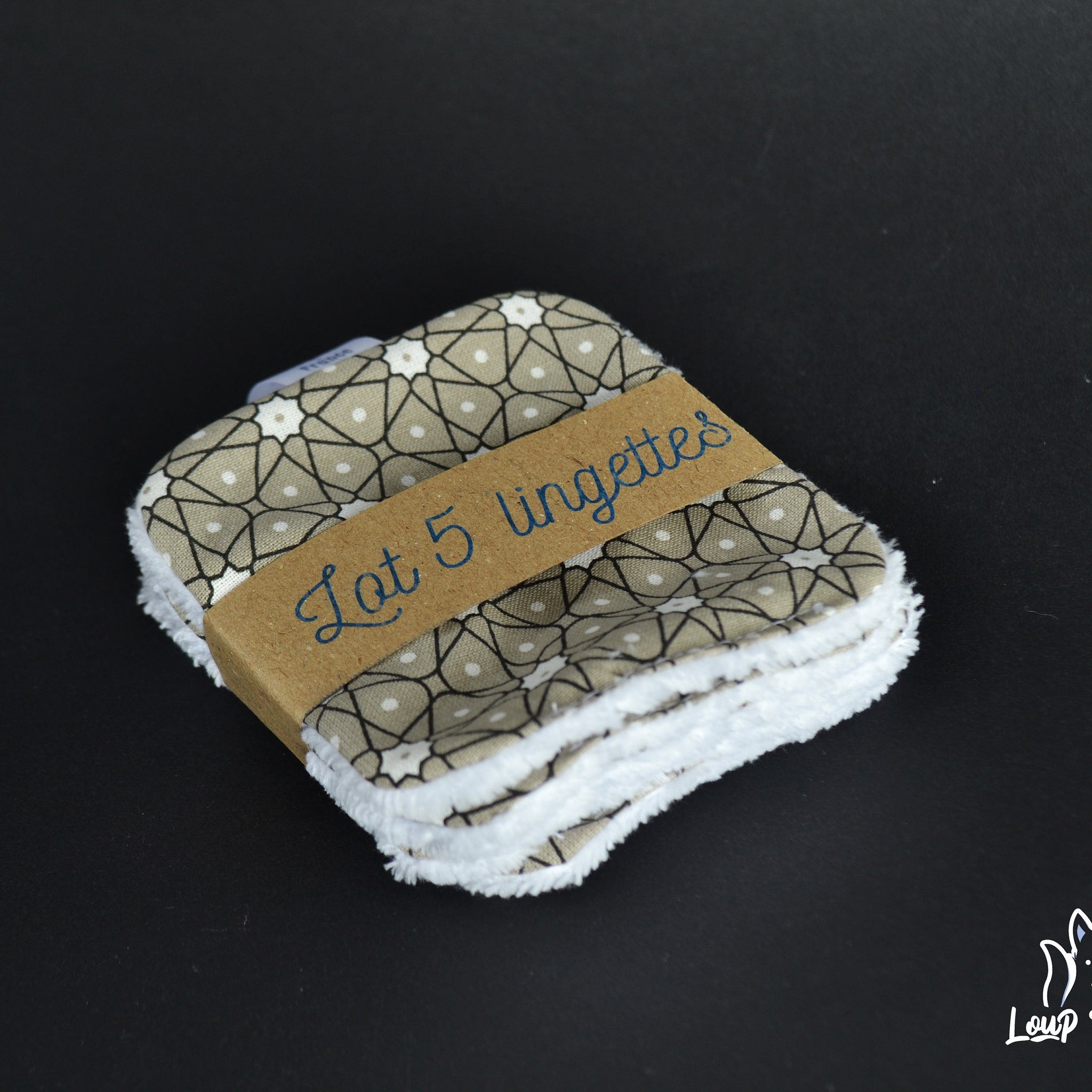 Makeup remover wipes, taupe and white geometric pattern, white trim, "Lot 5 lingettes" text