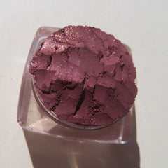Eyeshadow powder in burgundy with shimmer and compact container