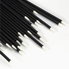 Side view of 50 disposable eyeliner brushes fanned out to display tapered bristle tips and black plastic handles