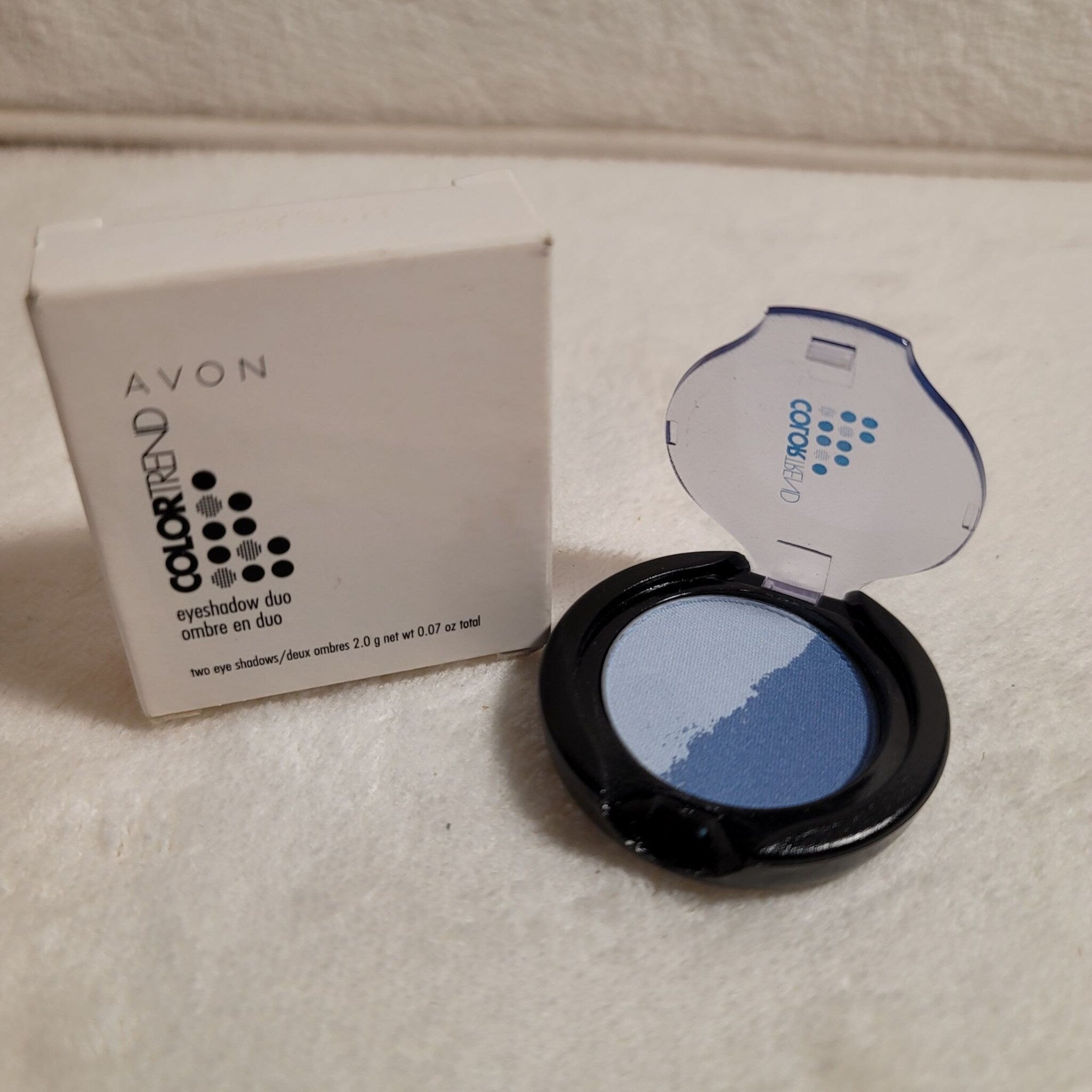 Eyeshadow duo with blue and light blue colors in black compact, AVON ColorTrend