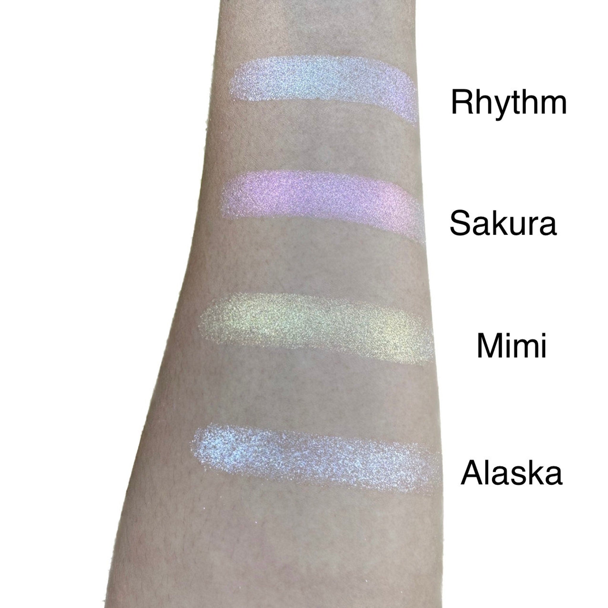 Single pressed eyeshadow pan with duo chrome finish shifting between soft pink and gold tones