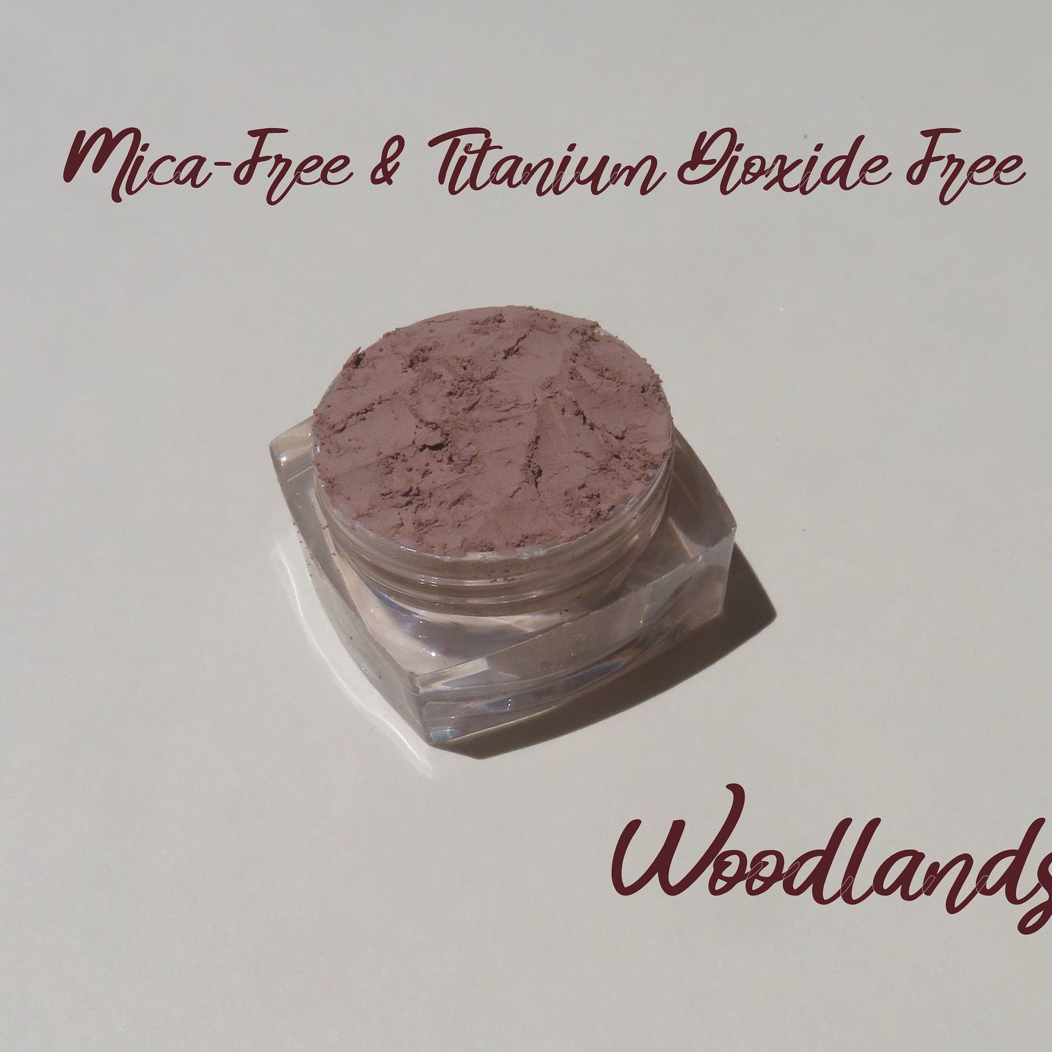 Woodlands Matte Brown loose mineral eyeshadow in eco-friendly packaging with mica and titanium dioxide.
