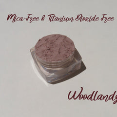 Woodlands Matte Brown loose mineral eyeshadow in eco-friendly packaging with mica and titanium dioxide.