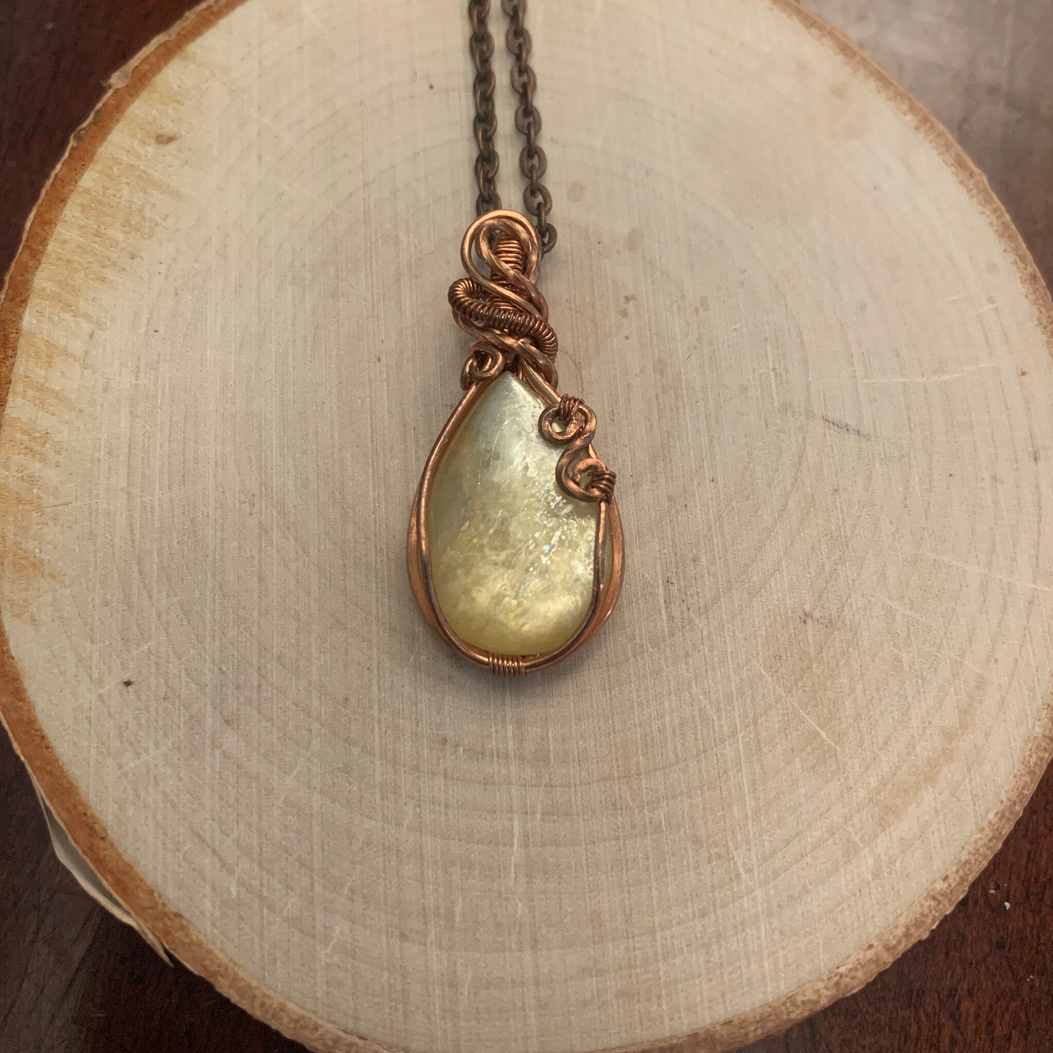 Copper-toned eye shadow pot with shimmering yellow mica flecks in compact circular case