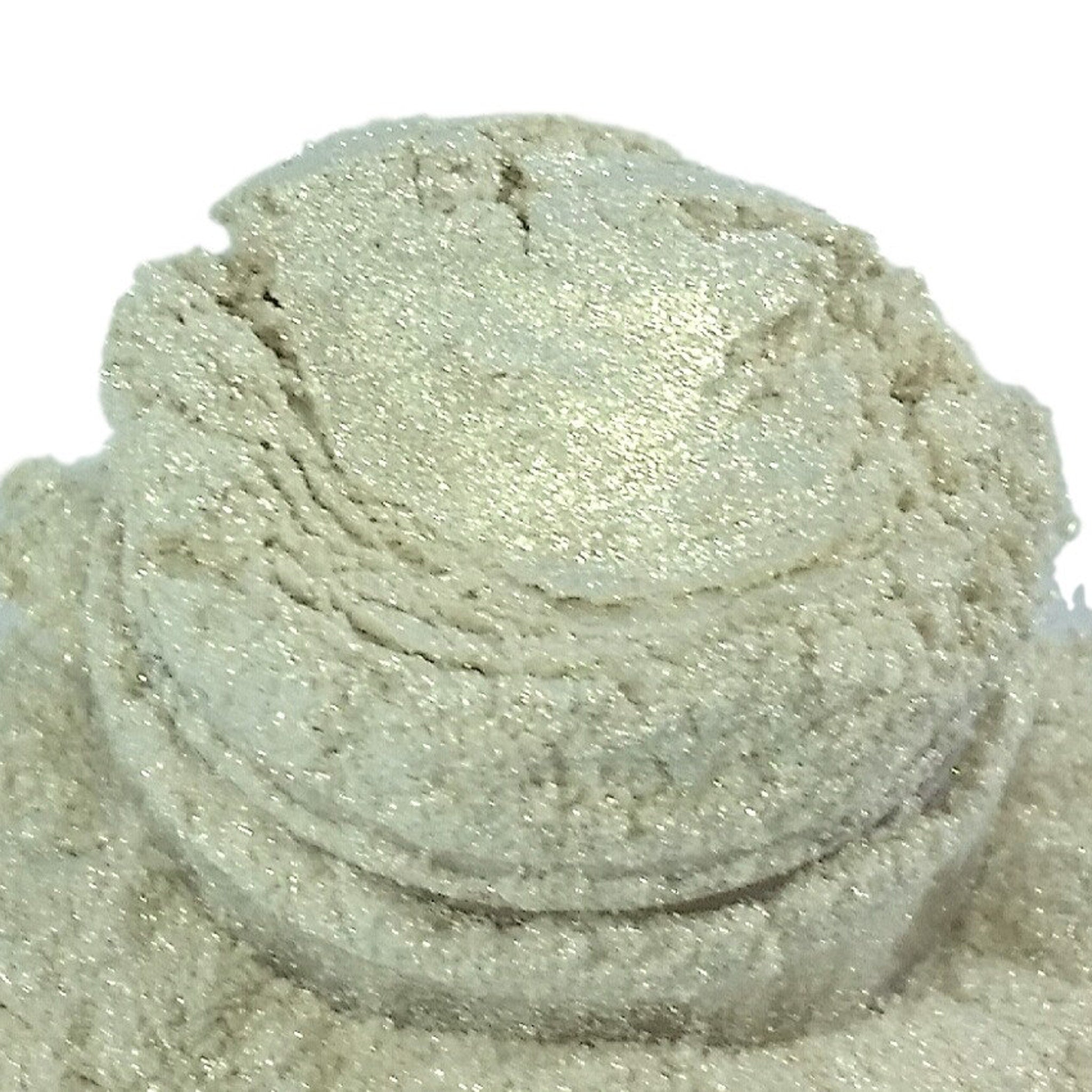 Glittery light beige powder with layered texture and sparkling finish