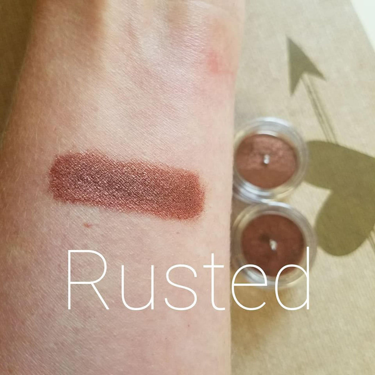 Brown berry shimmer loose mineral eye shadow in a 5ml sifter jar with metallic finish