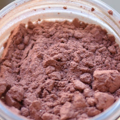 Close-up of pigmented mineral eyeshadow in a 3g jar with sifter, showcasing rich color payoff and fine powder texture