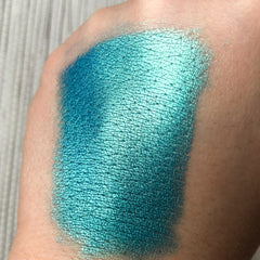 Side view of Tala Lazure B6 Eye Shadow Pigment in sleek 2ml tube with metallic blue cap and gradient color shift