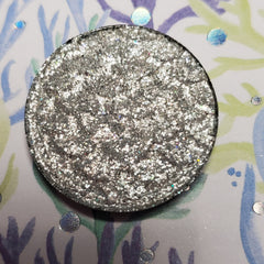 Elegant eye shadow palette with six matte and shimmer shades in neutral browns and soft pinks