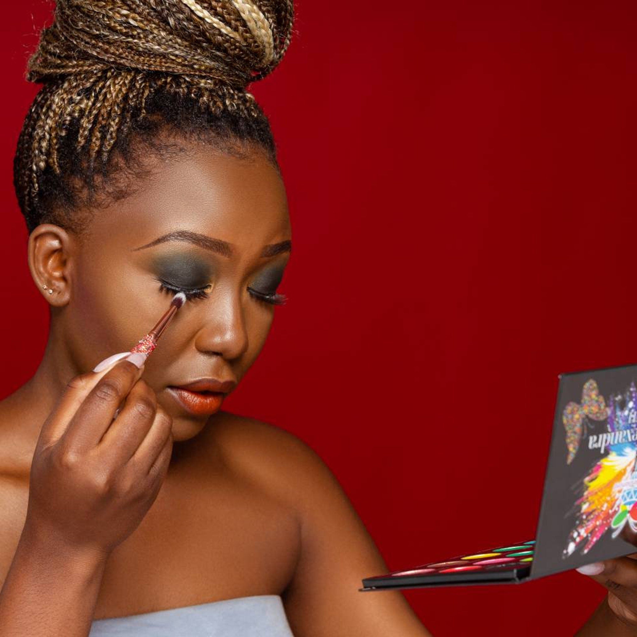 Side view of Monarch & Queen Alexandra eyeshadow duo showing gold and plum shades in sleek black compact
