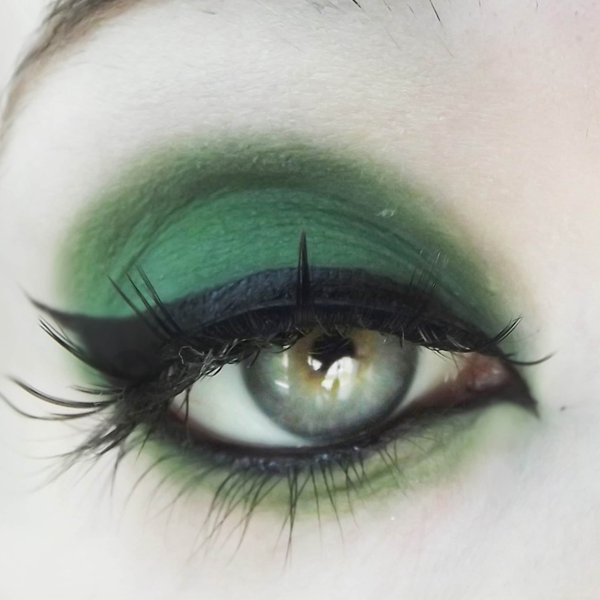 Green eyeshadow with black eyeliner and eyelashes, eye makeup look