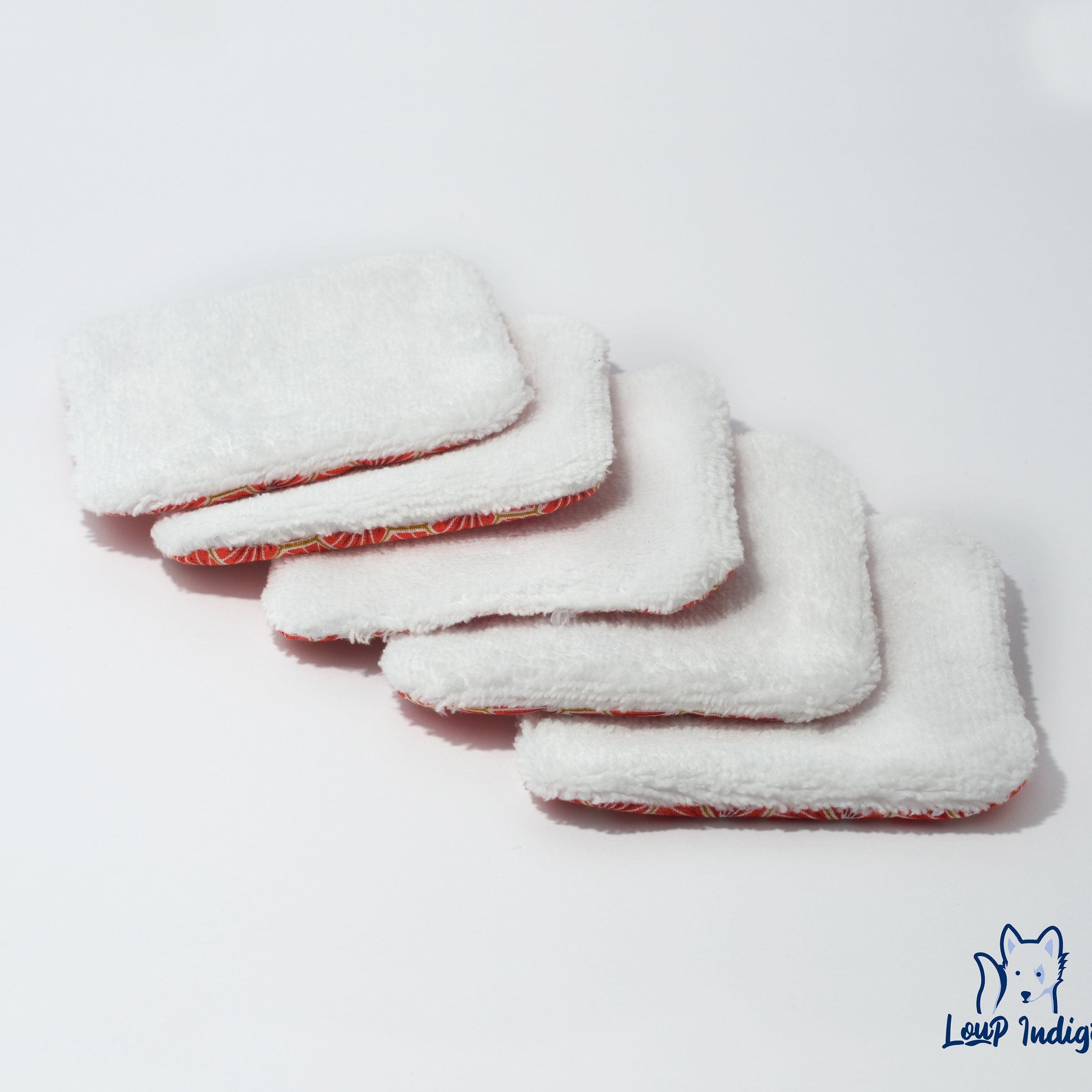 White microfiber pads with red patterned trim, Loup Indigi logo visible