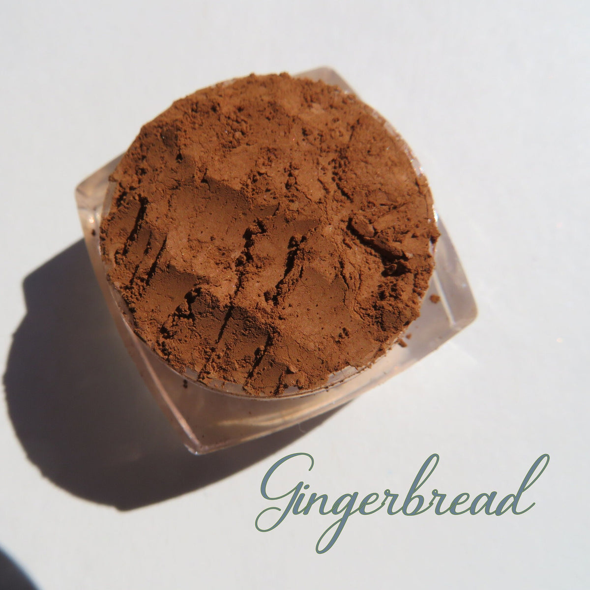 Gingerbread matte mineral eyeshadow in sandy brown shade, vegan loose pigment with soft powder texture