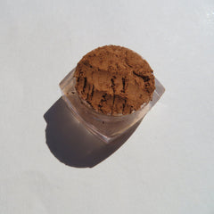 Close-up of sandy brown loose mineral eyeshadow with matte finish in gingerbread shade, vegan and cruelty-free