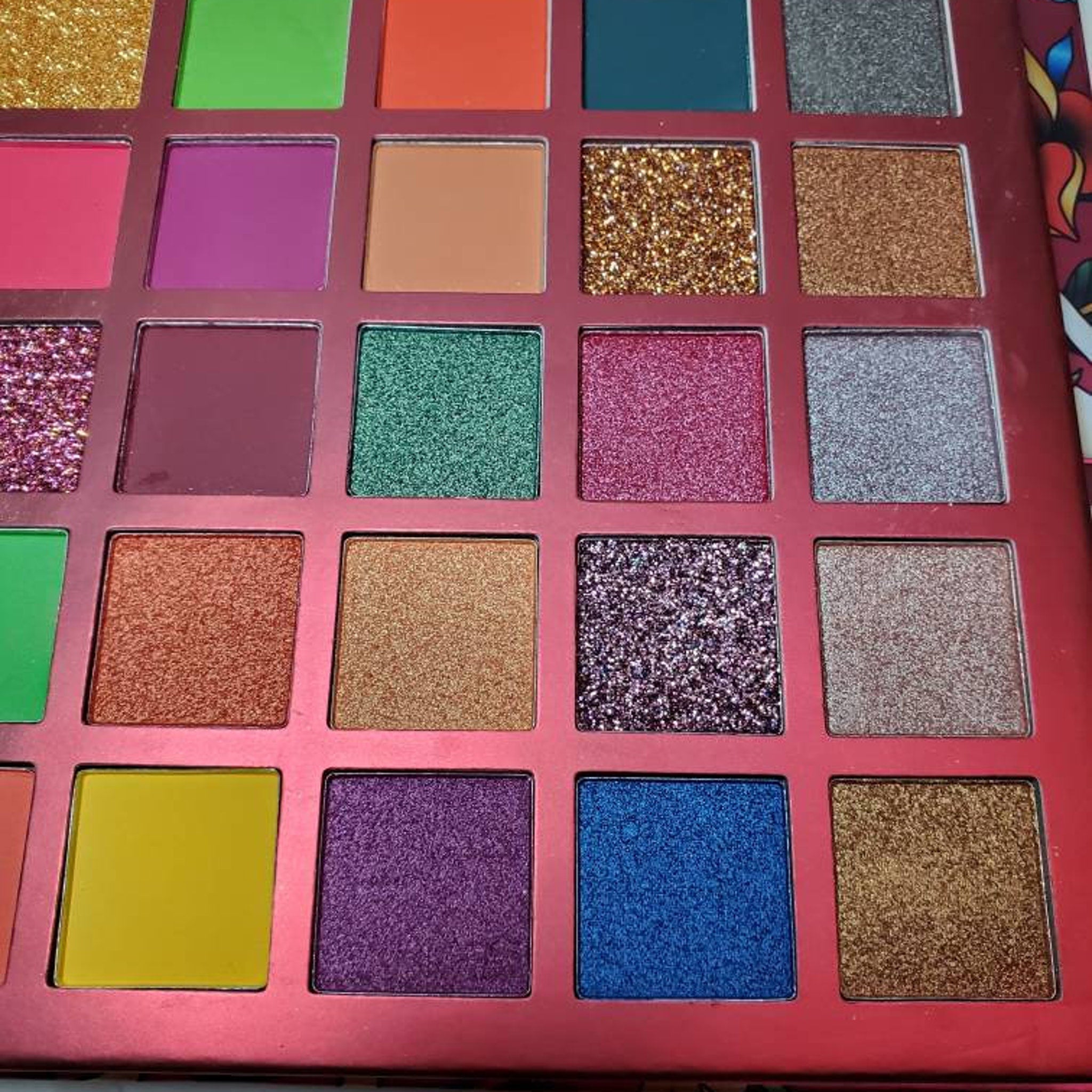 Bonus close-up of MI CORAZON eyeshadow palette showing shimmer shades catching light