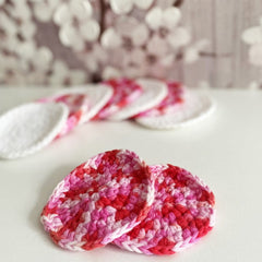 Reusable cotton pads in pink and red crochet, round shape, for skincare use