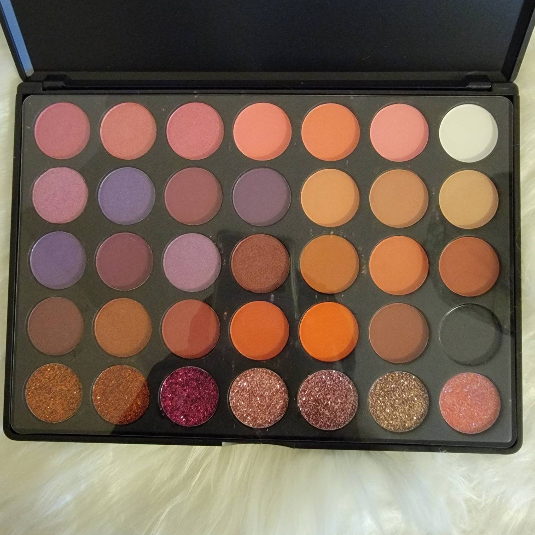 Packaging view of 35-Color Beautiful Eyeshadow Palette