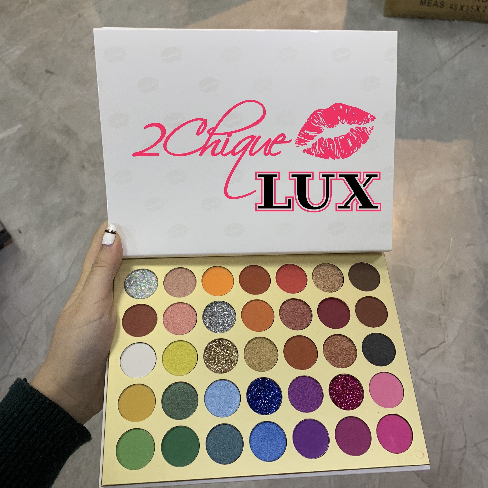 Usage example of 2Chique Boutique 35-Color Eyeshadow Palette - Matte  Shimmer Long-Lasting High P