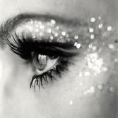 Close-up of vegan foiling medium in clear glossy texture with precision applicator for eye shadow and liner