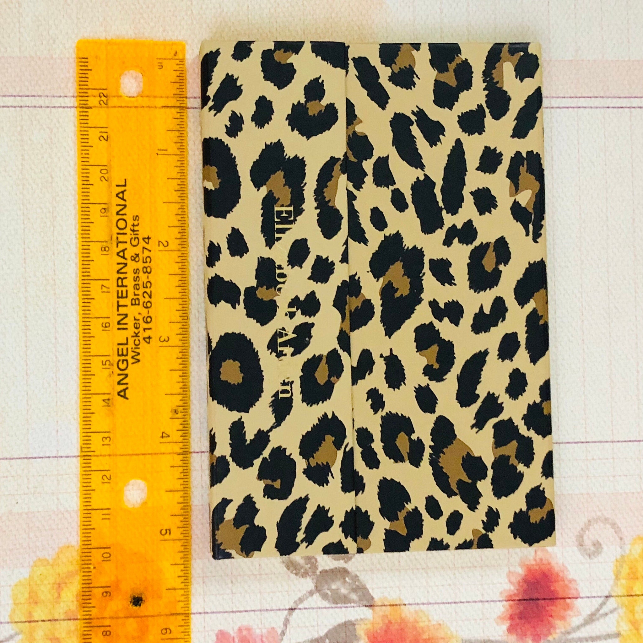 Side view of Elizabeth Arden Ombré 12 Eyeshadow Palette showcasing leopard print case with open mirror