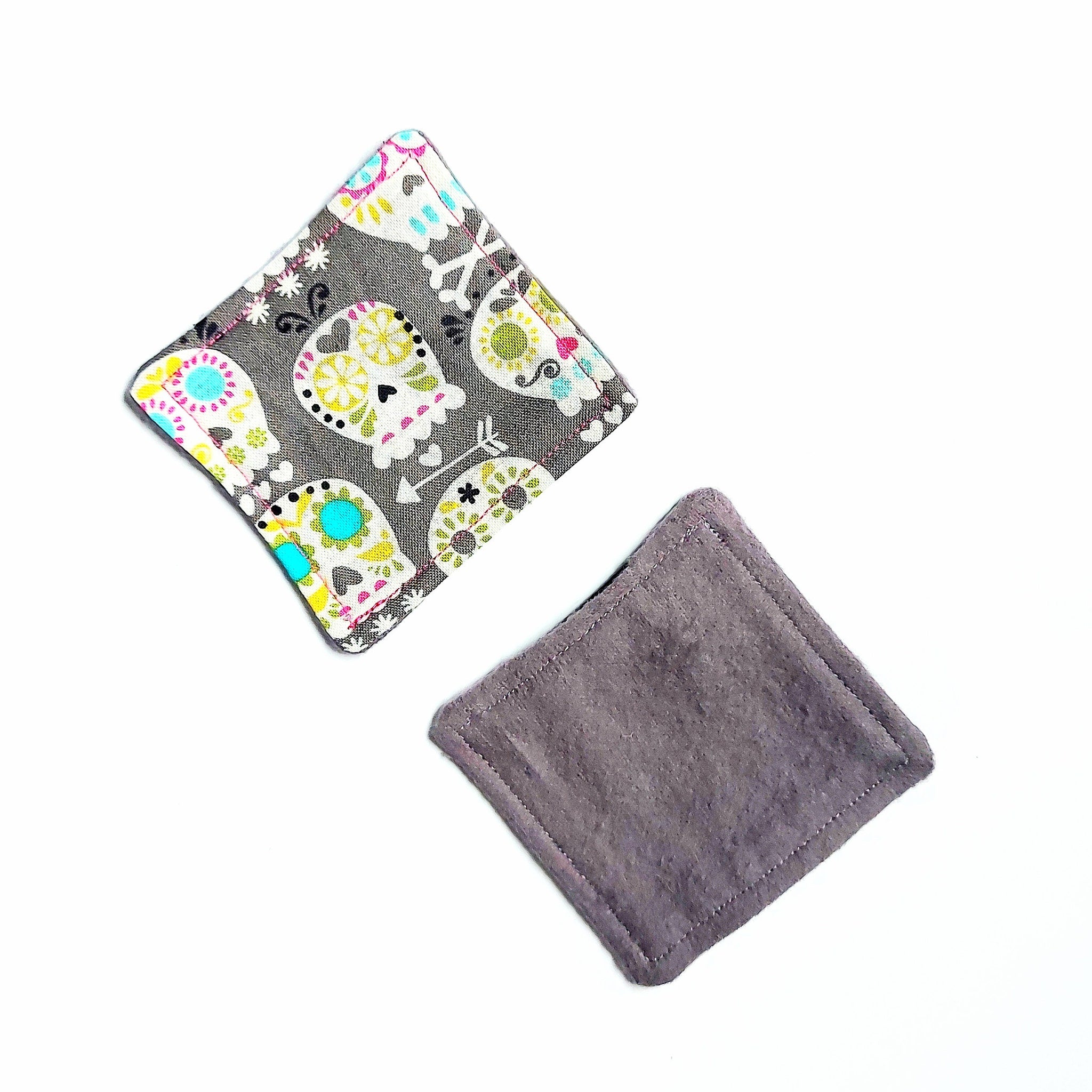 Cloth coasters with skull pattern and gray fabric, square shape, stitched edges