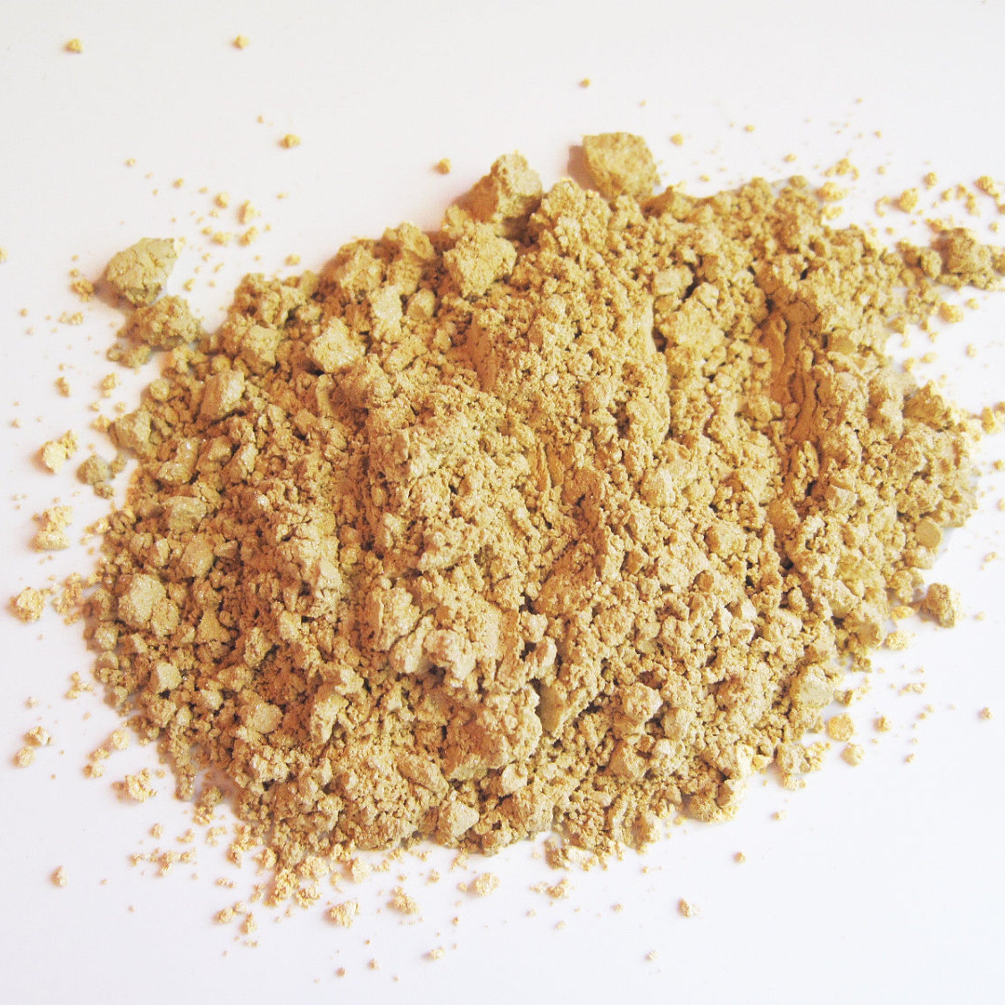 Close-up of matte Cornsilk mineral eye shadow with soft beige tone in compact case