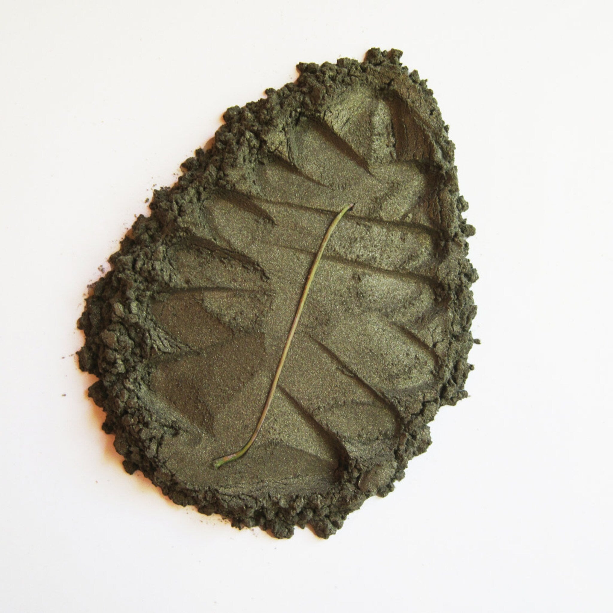 Pure & Natural Tarnished Mineral Eye Shadow in a compact with earthy bronze shimmer and satin finish