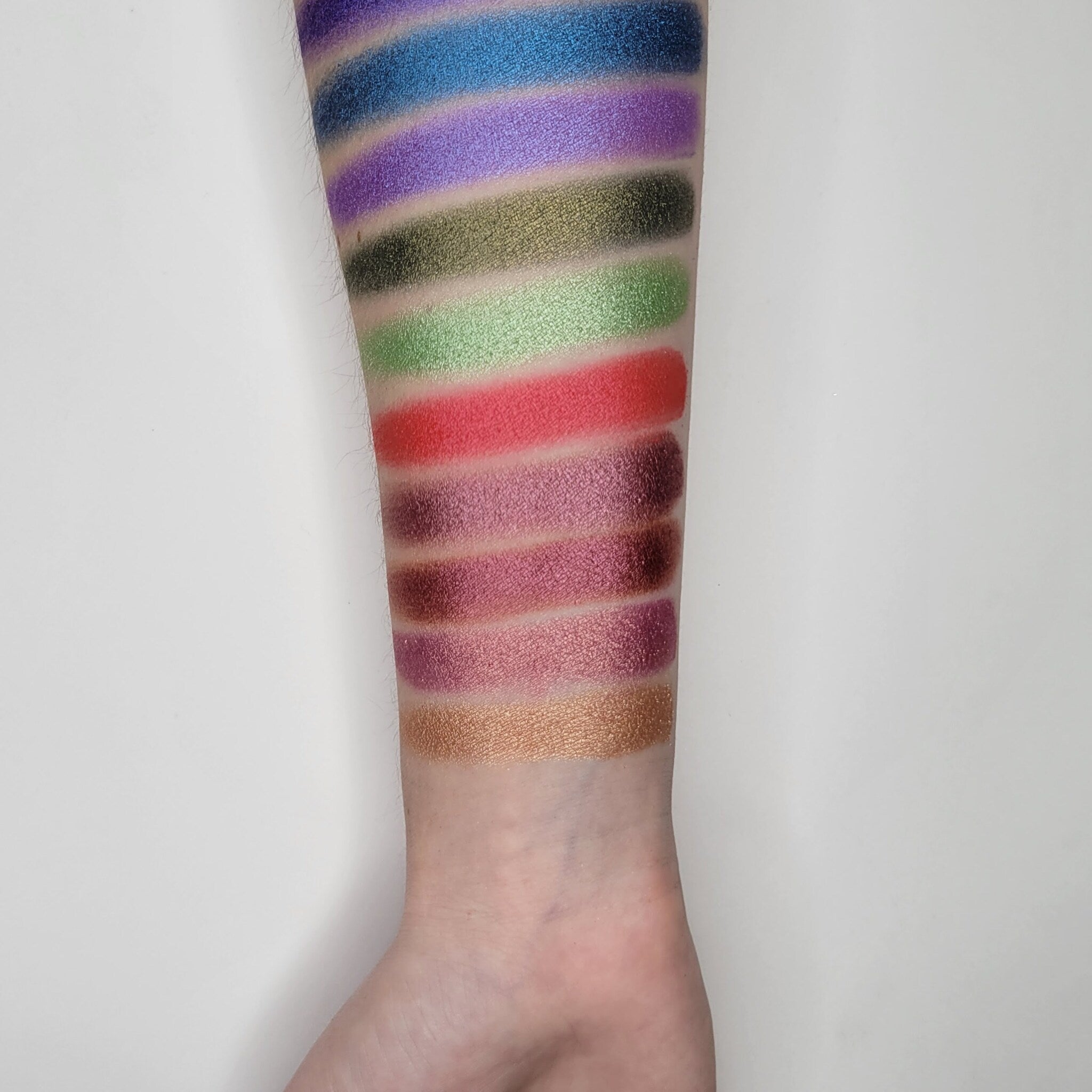 Side view of Gracidea Hot Pink Red eyeshadow pan showing vibrant matte finish and compact size