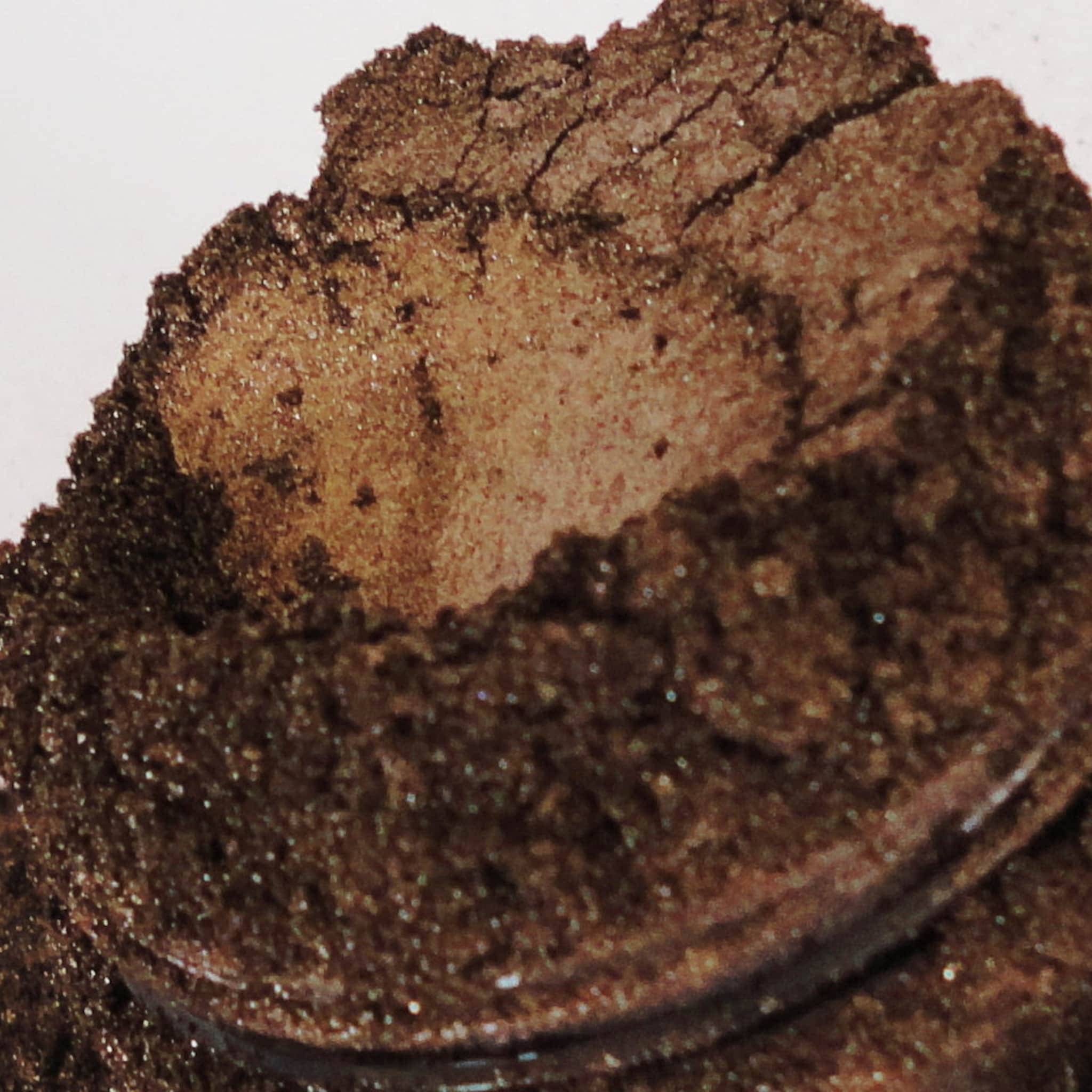 Mineral eyeshadow brown color with textured surface and sparkle detail