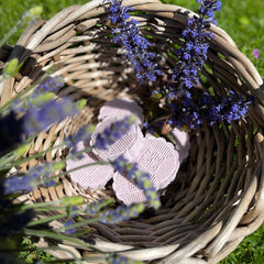 Shower bombs with floral pattern, light purple color, in a woven basket with lavender