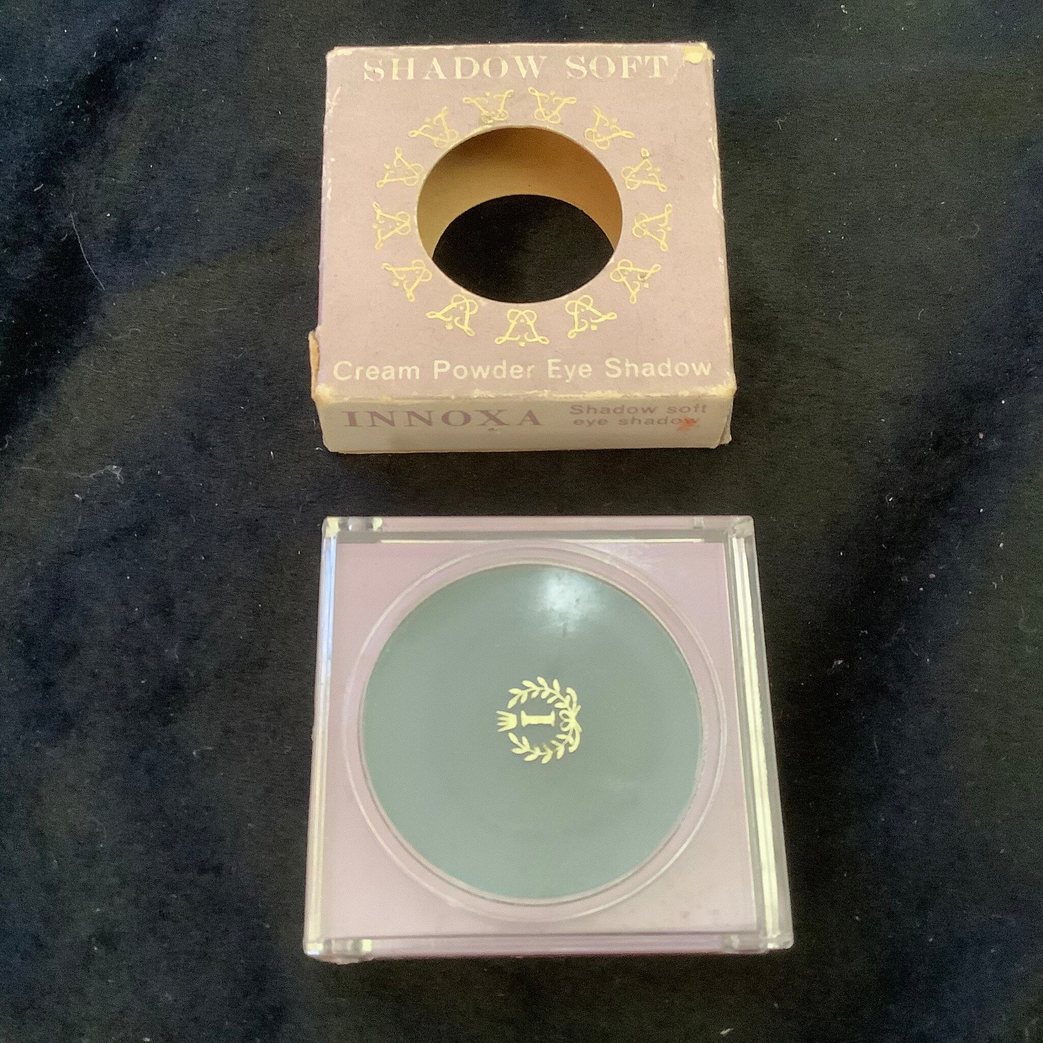 Cream powder eye shadow in pale pink and green compact with INNOXA branding and box