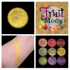 Single vegan eyeshadow in soft pear shade with matte finish, shown in compact black case