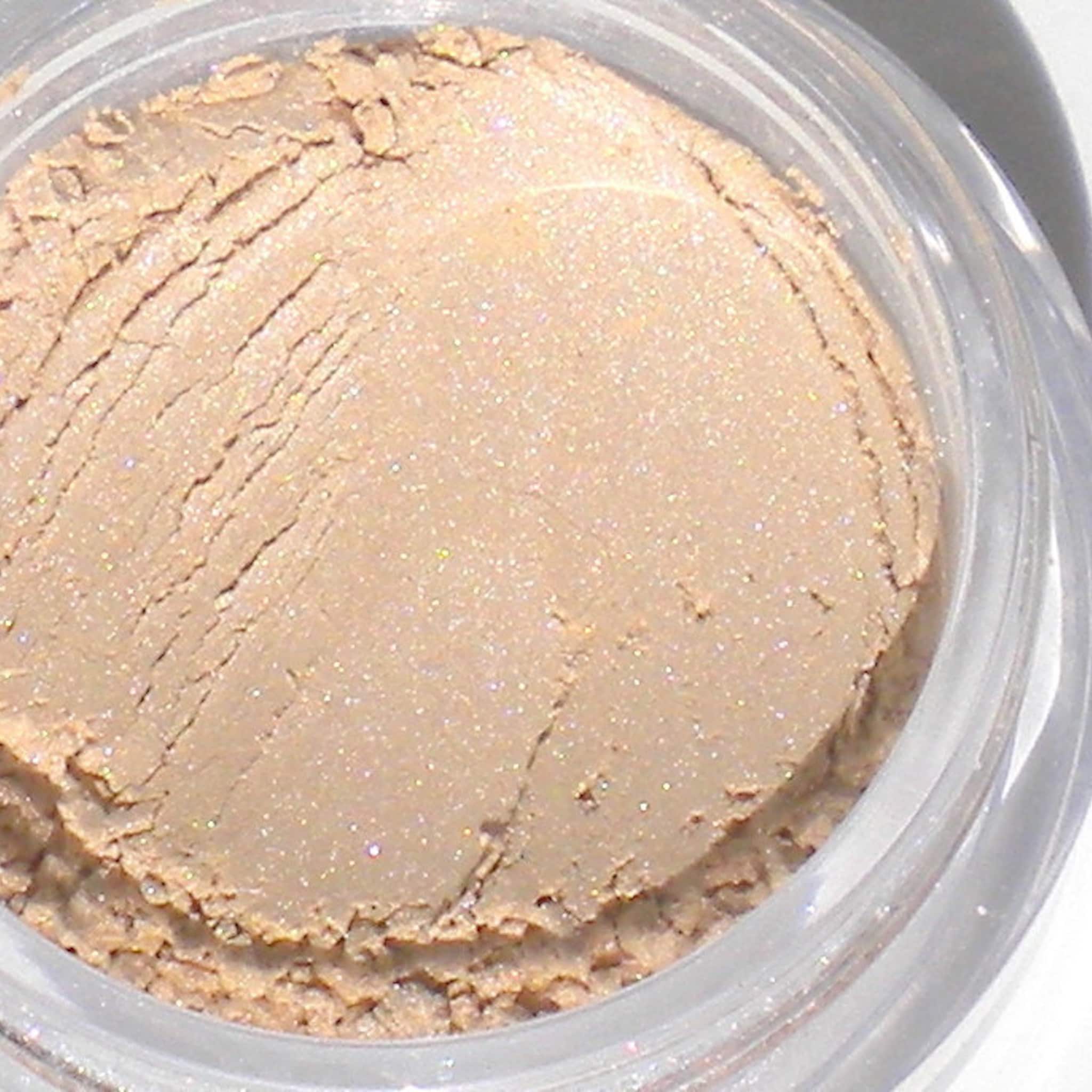 Eyeshadow powder, light brown with shimmer, in a clear plastic container