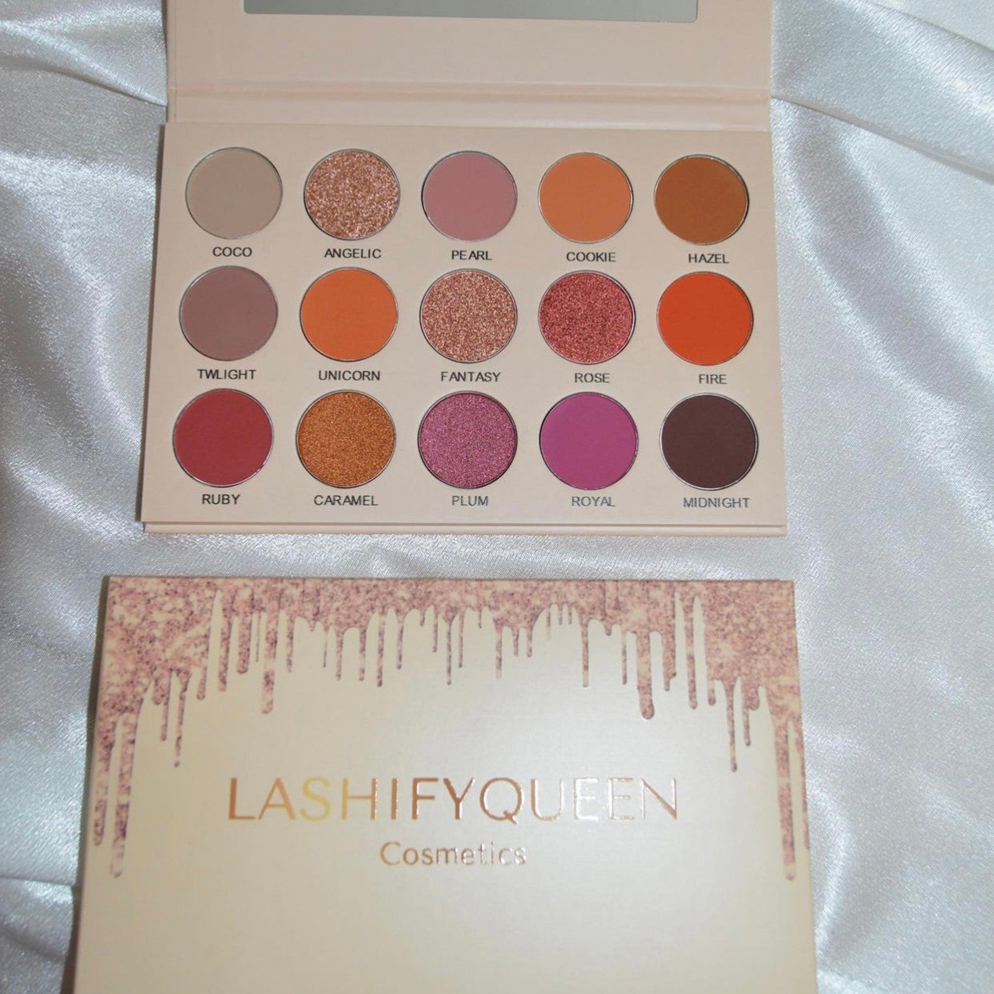 Side view of eye shadow palette showing gradient of matte and shimmer shades in warm bronze tones