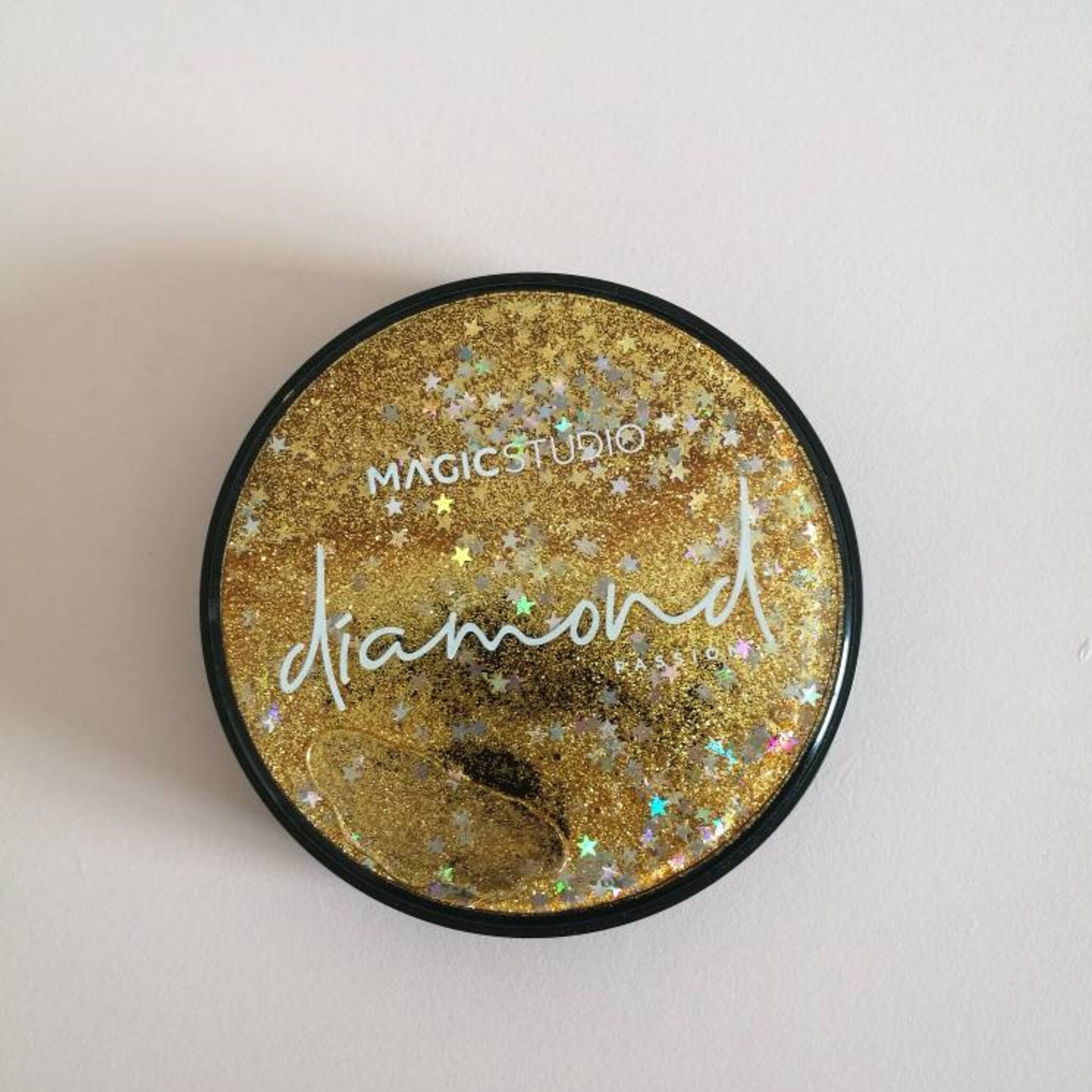 Glittering Water Effect Eye Shadow Set with iridescent shades in a sleek rectangular palette