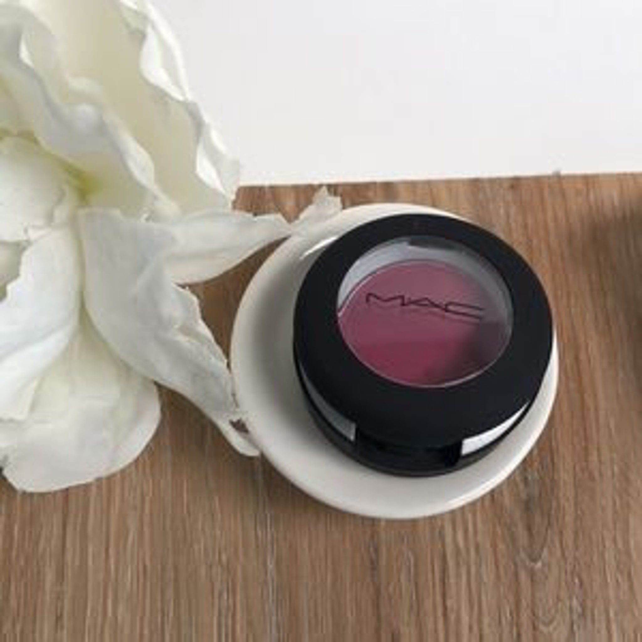 MAC Matte Len’s Blur Soft Powder Eye Shadow compact with sleek black case and mirrored interior.
