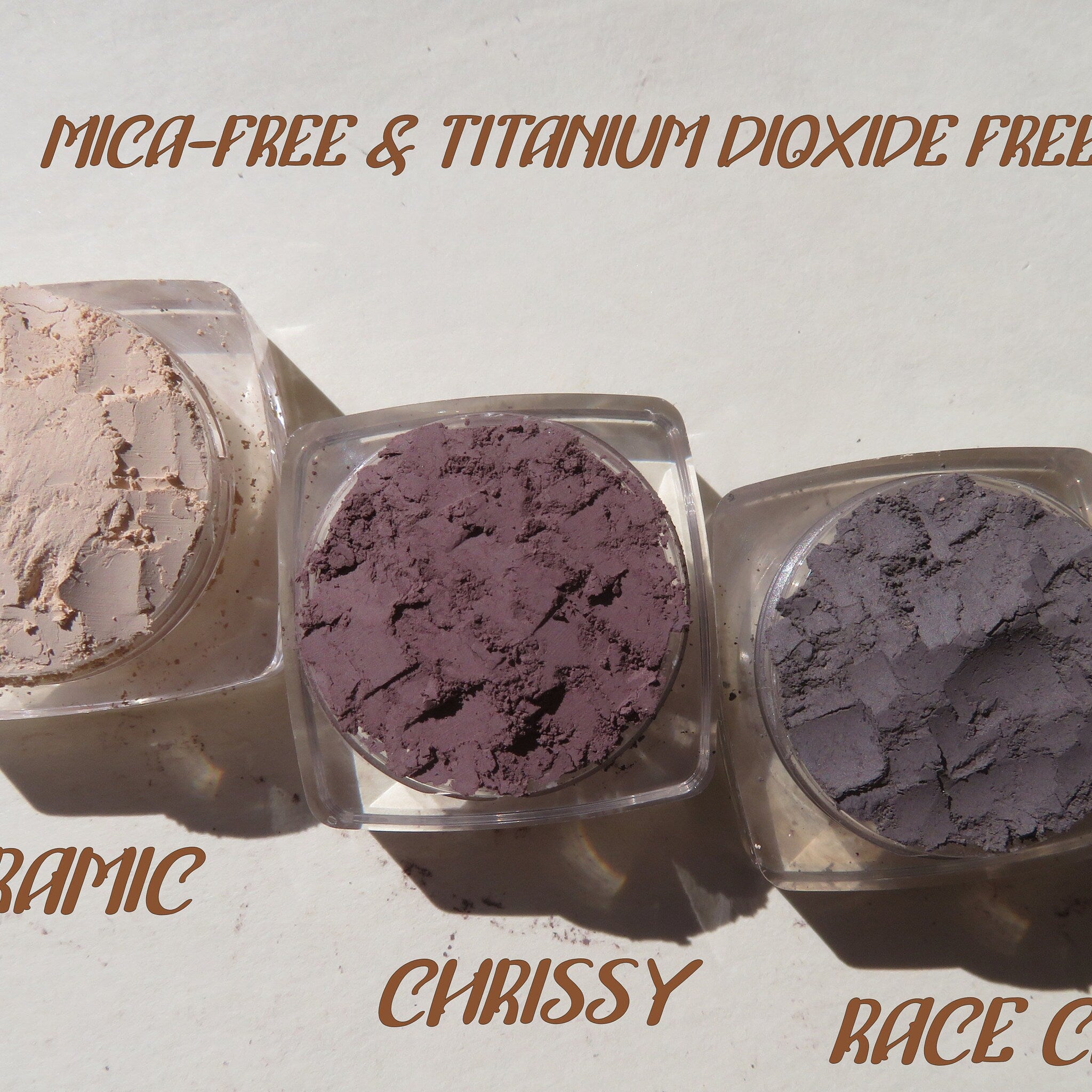 Close-up of shimmery loose mineral eyeshadow in emerald green with fine glitter particles