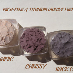 Close-up of shimmery loose mineral eyeshadow in emerald green with fine glitter particles
