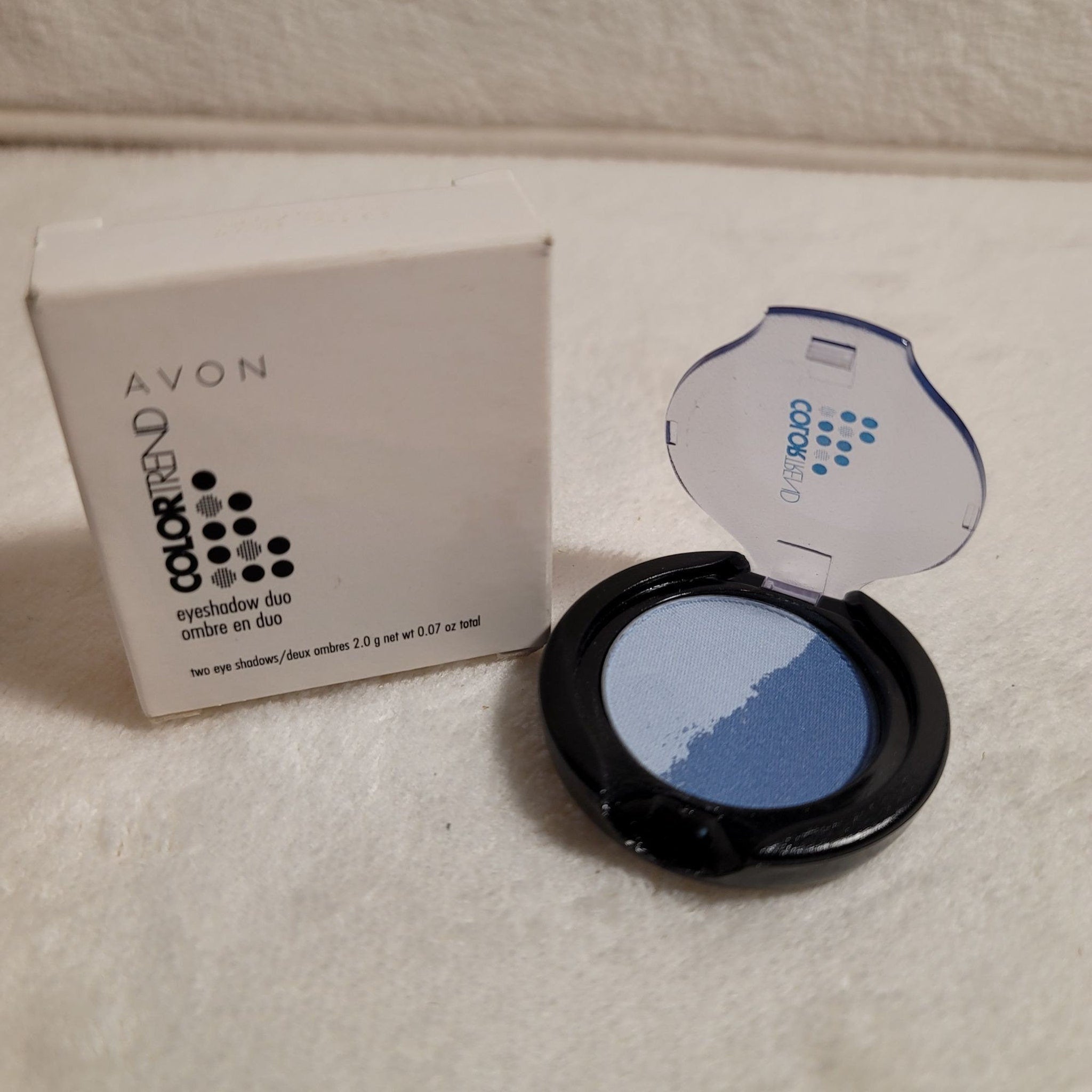 Avon Vintage Blue Wave Eyeshadow Duo featuring two shades of blue in a compact case with silver detailing