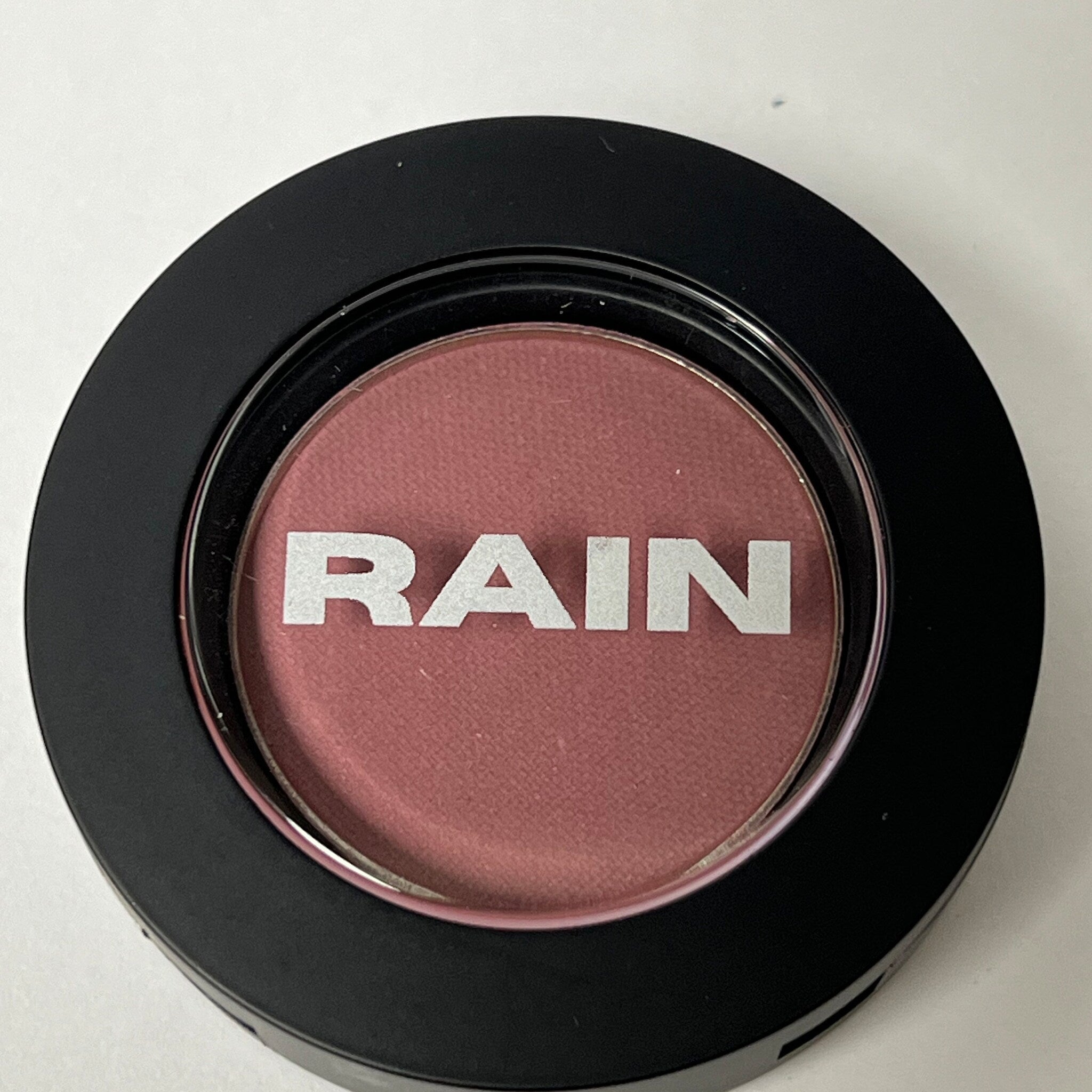 Single pan of deep merlot eyeshadow with smooth matte finish in black compact
