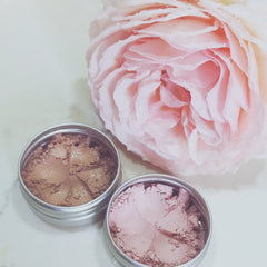 Compact case with dual-toned vegan mineral eyeshadow and eyeliner in matte and shimmer finishes