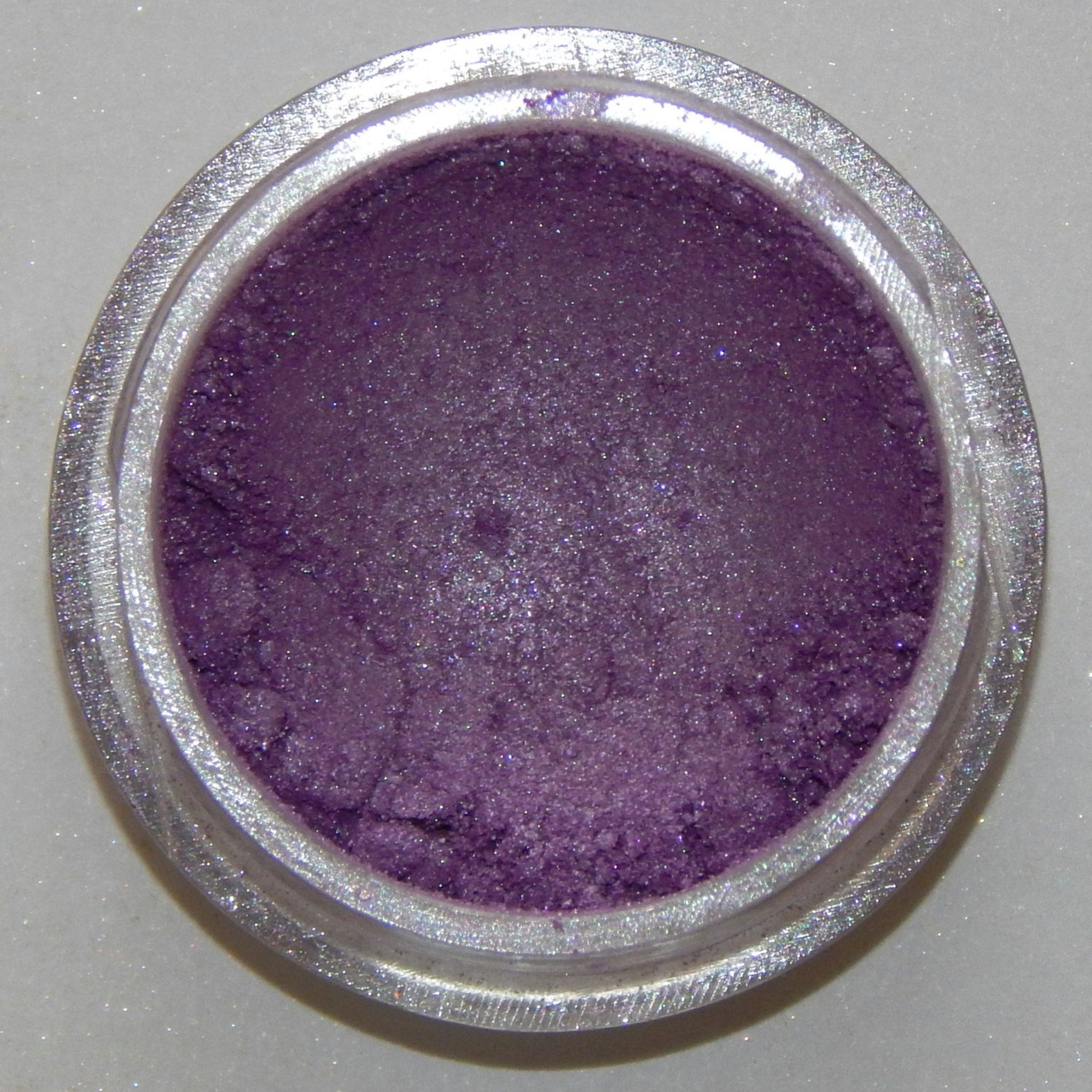 Lavender Mist mineral eyeshadow in round compact with soft matte finish and subtle purple hue