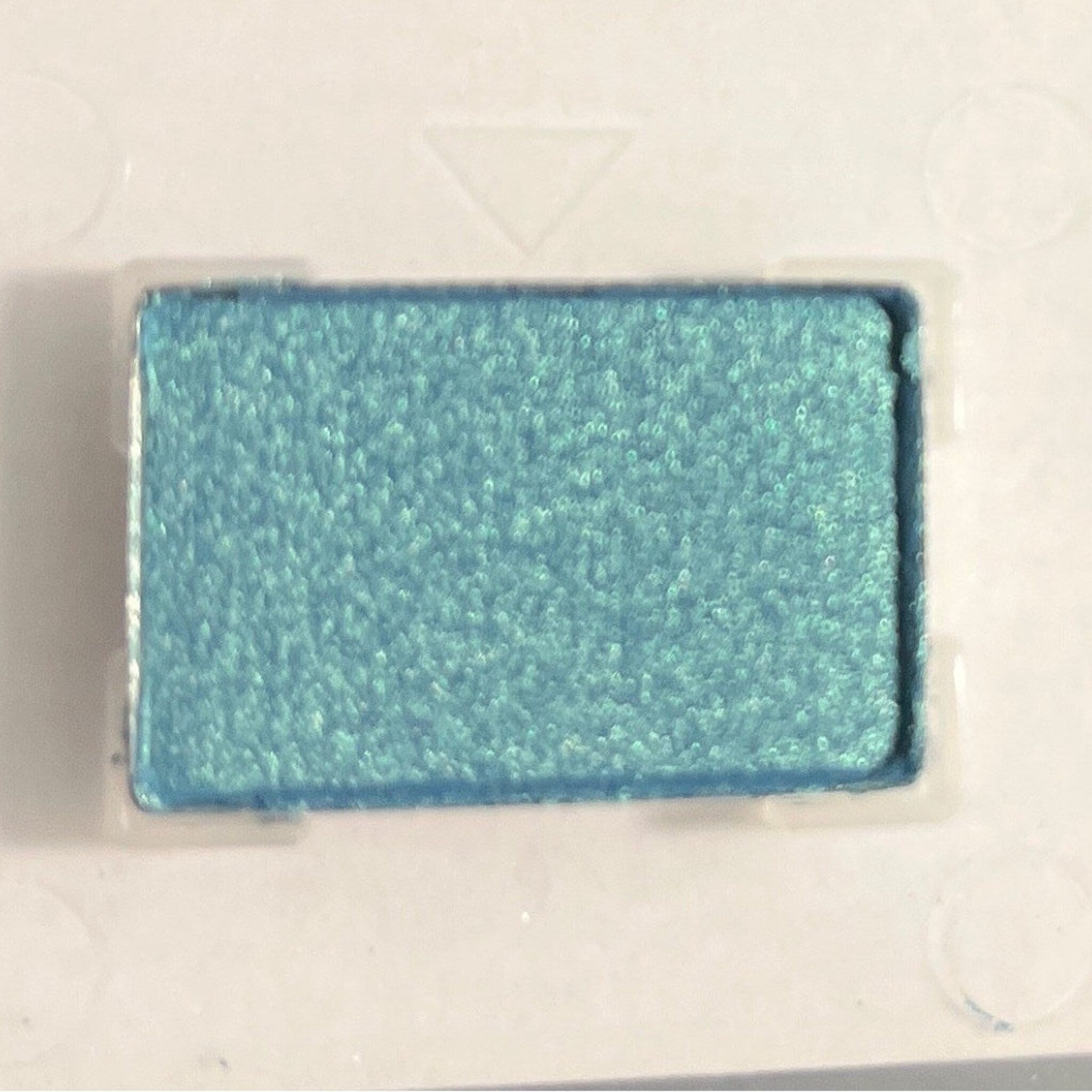 Mineral eye shadow compact in vibrant azure blue with smooth matte finish and circular pan