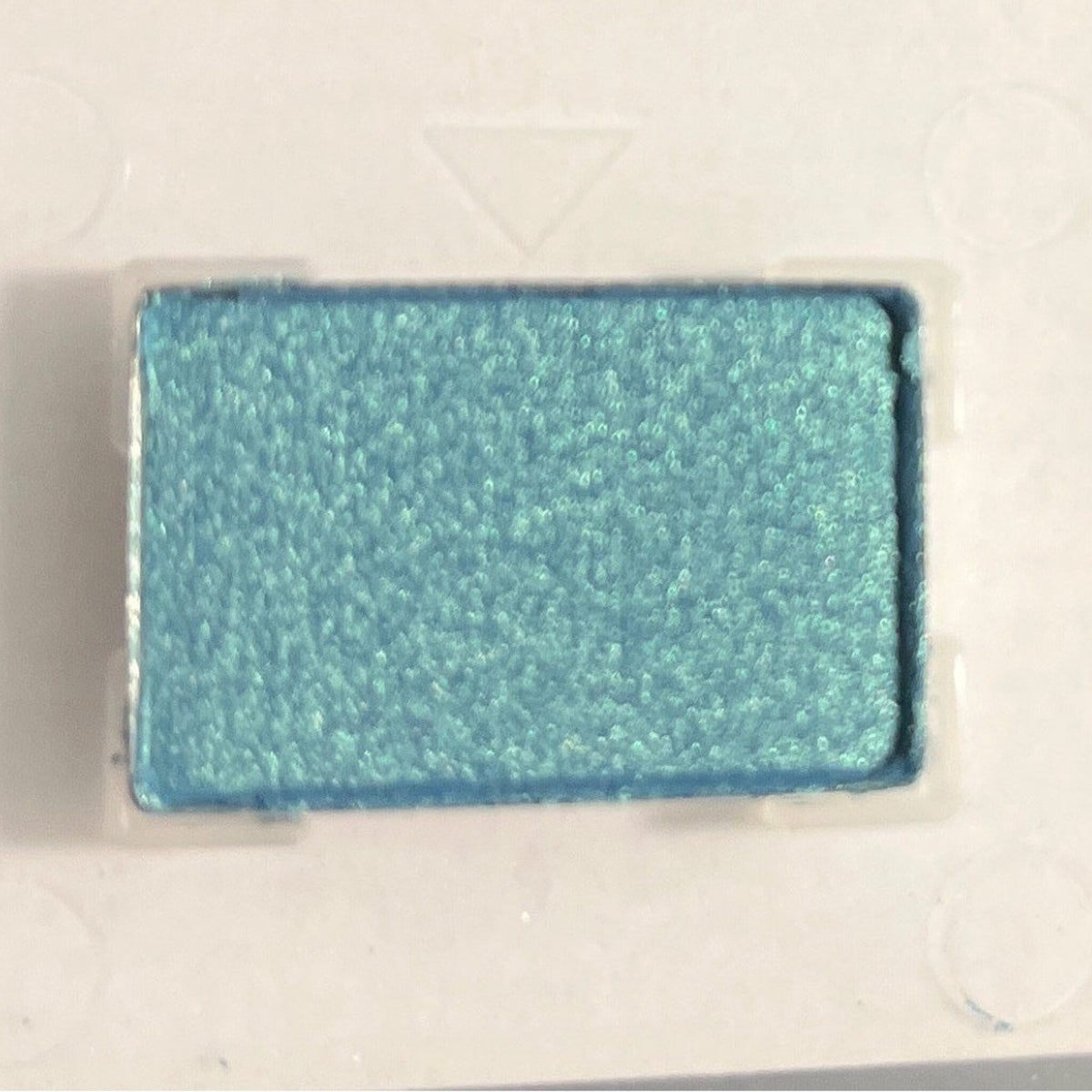 Mineral eye shadow compact in vibrant azure blue with smooth matte finish and circular pan