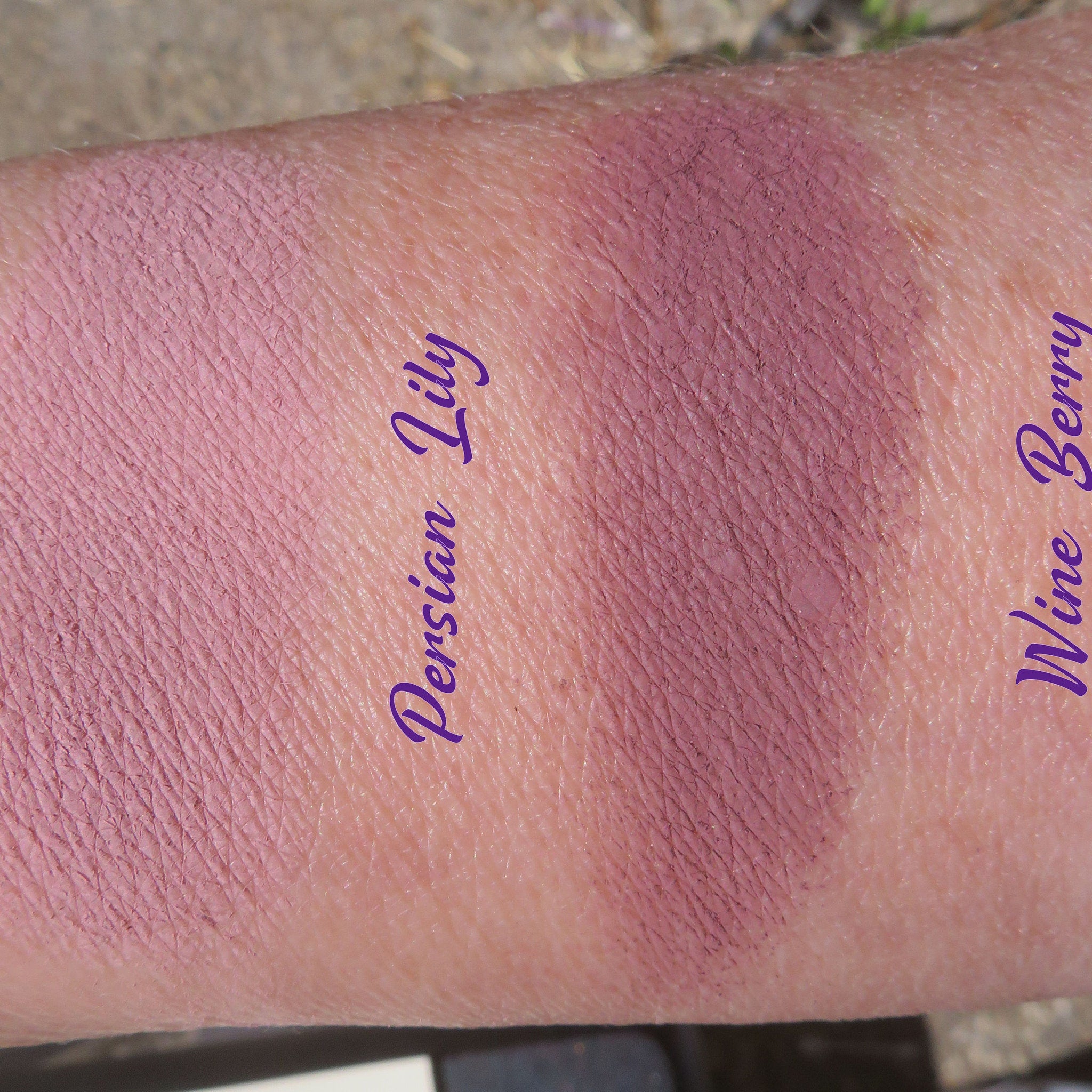 Close-up of matte light purple loose mineral eye shadow with soft powder texture in Persian Lily shade