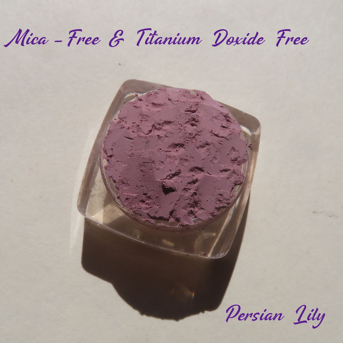 Matte light purple loose mineral eye shadow in a jar with Persian Lily shade, vegan and cruelty-free.